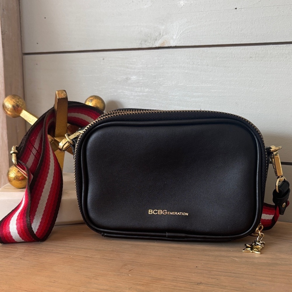 ✨ BCBGeneration Quinn-Style Crossbody Bag – Black with Brown/Red Stripe Strap